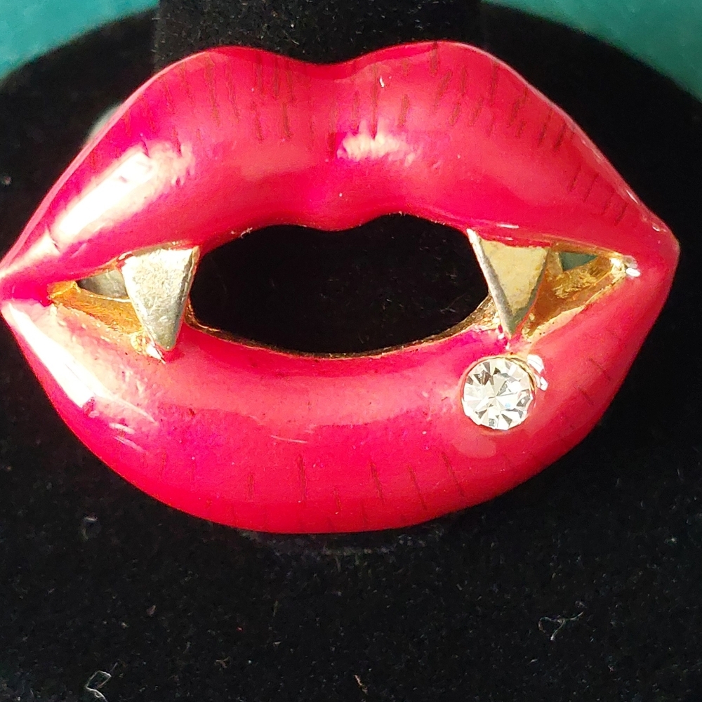 Lips With Fangs Ring